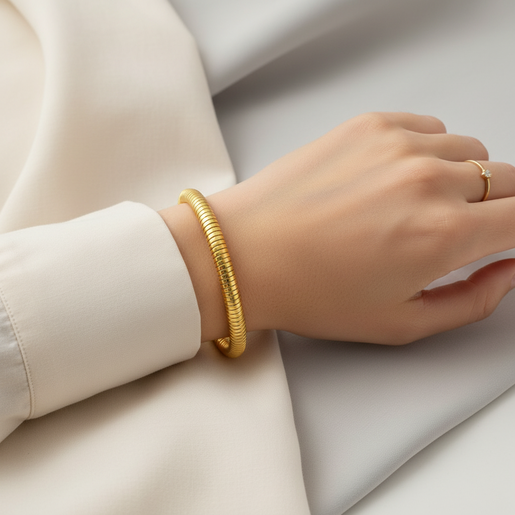 Kvinna bär Vattentätt Semi-Elastiskt Armband i 18K Guldplätering