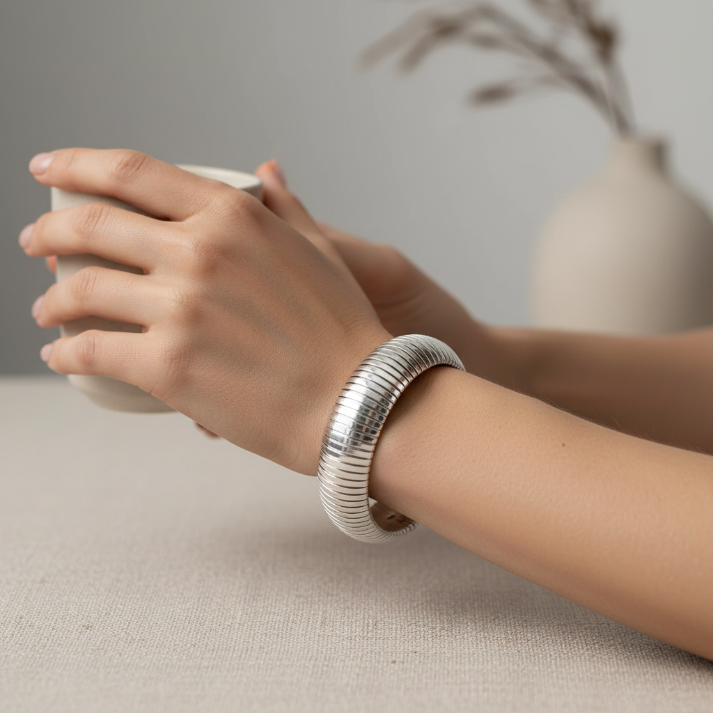 Kvinna bär Vattentätt Semi-Elastiskt Statement Armband i Silverplätering