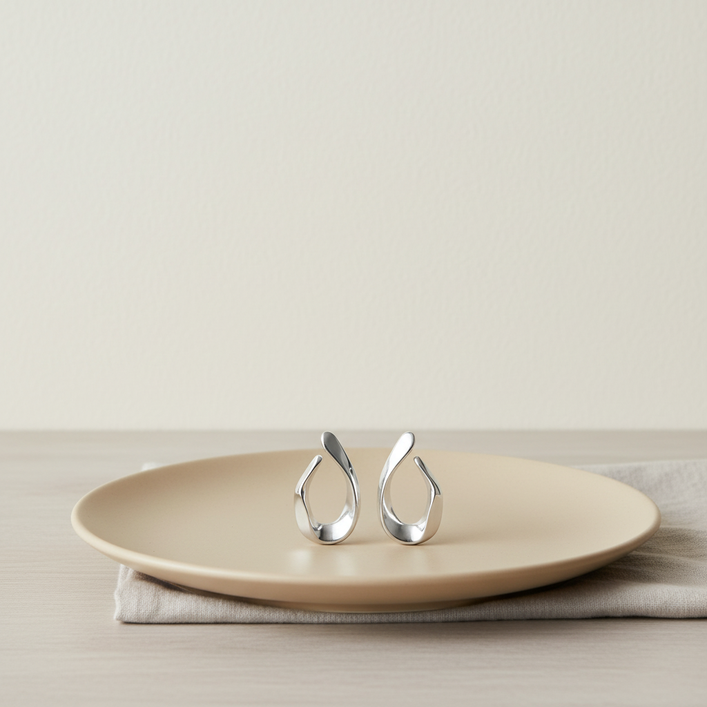 Vattentäta V-formade Statement Örhängen i Silverplätering